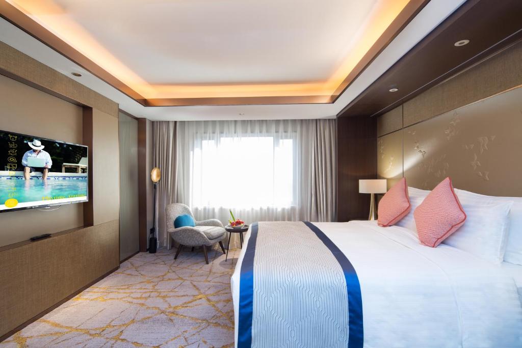 Postel nebo postele na pokoji v ubytování Golden Tulip Shanghai Hongqiao - A Louvre Hotel