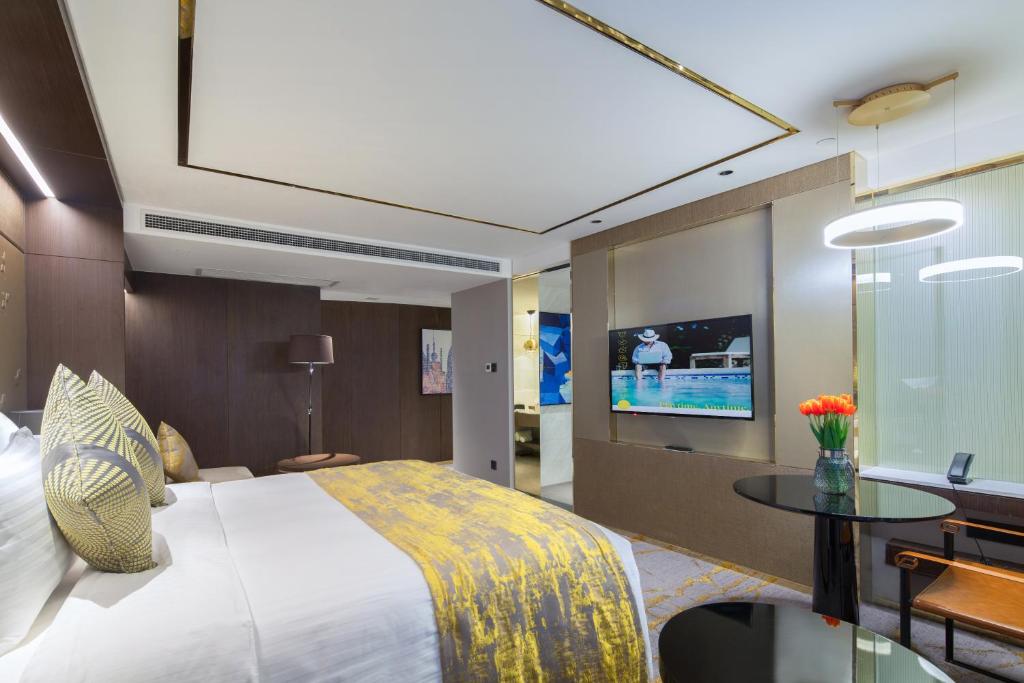 Postel nebo postele na pokoji v ubytování Golden Tulip Shanghai Hongqiao - A Louvre Hotel
