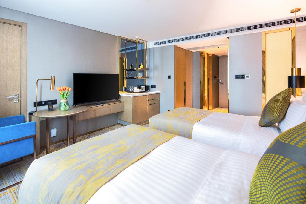 Postel nebo postele na pokoji v ubytování Golden Tulip Shanghai Hongqiao - A Louvre Hotel