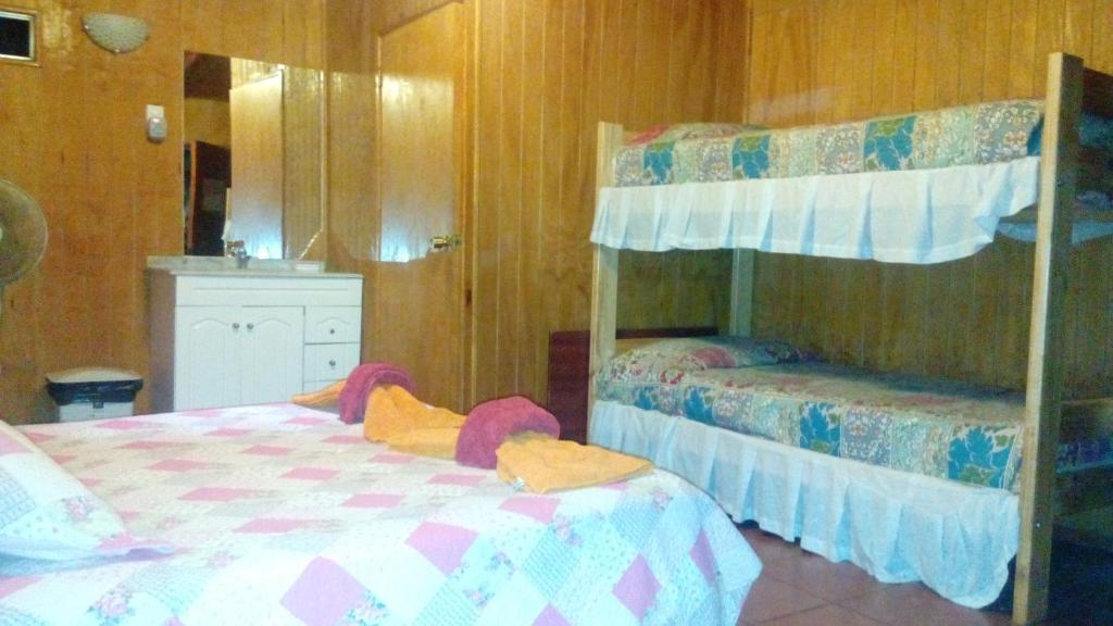 Postel nebo postele na pokoji v ubytování Kaimana Inn Rapa Nui