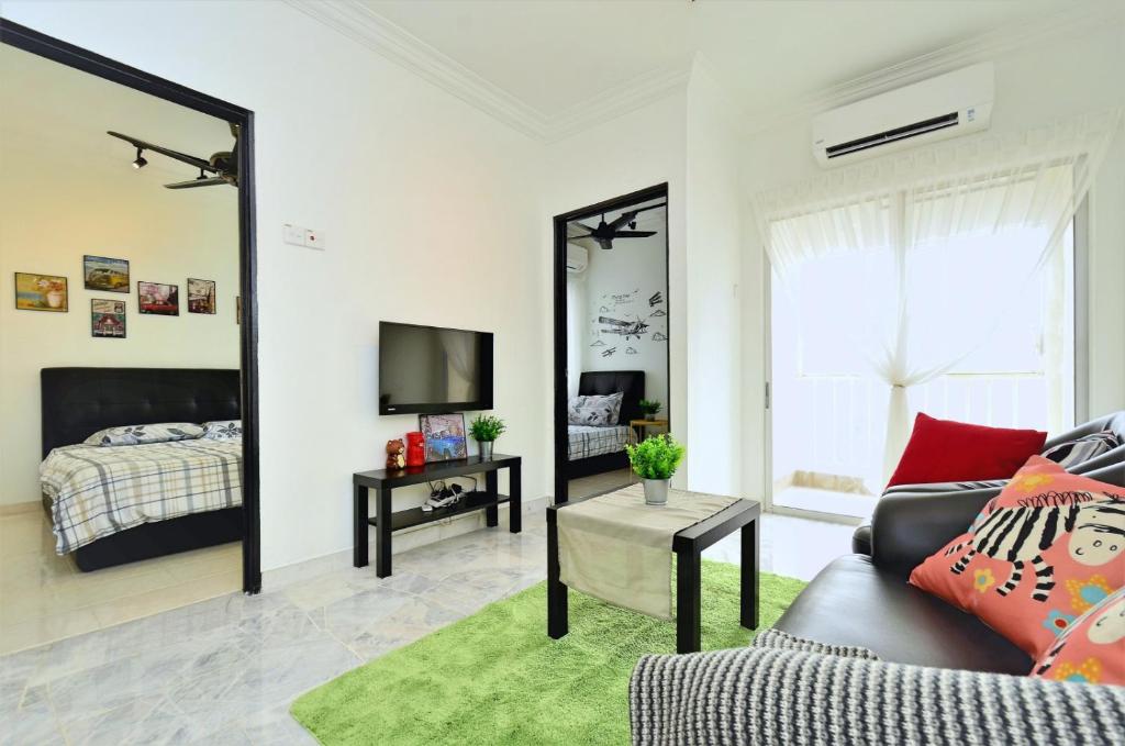 sala de estar con sofá y espejo en Setapak Rest House,15min to KLCC #217- Private Room, en Kuala Lumpur