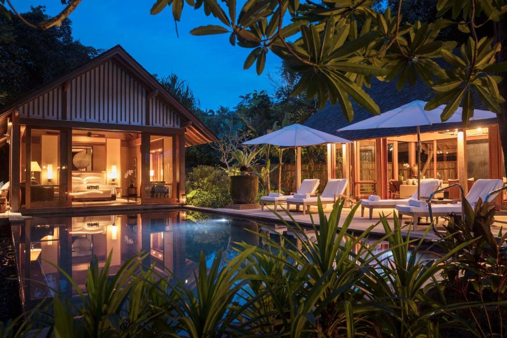 eine Villa mit Swimmingpool und ein Haus in der Unterkunft The Datai Langkawi in Strand Teluk Datai