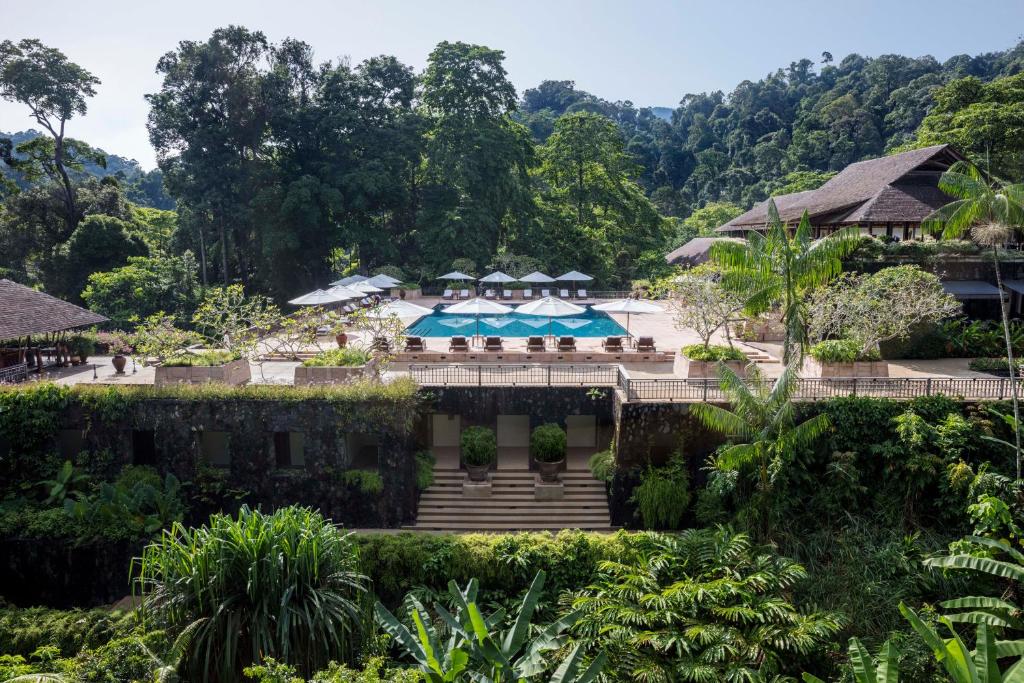 Blick auf das Resort vom Garten aus in der Unterkunft The Datai Langkawi in Strand Teluk Datai