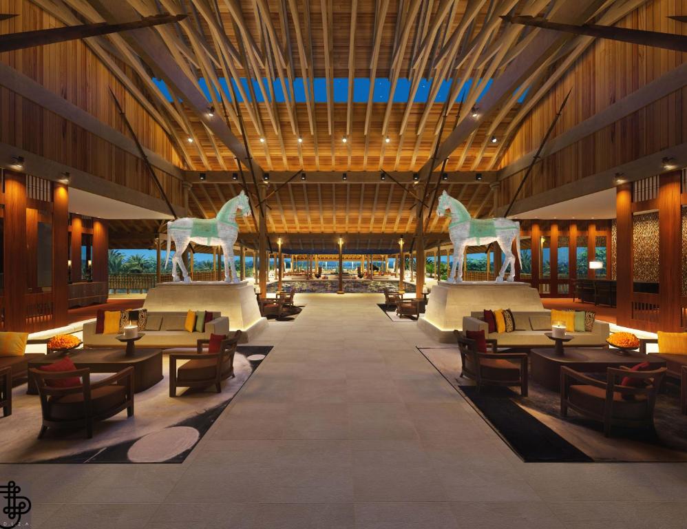 eine Lobby eines Resorts mit Tischen und Stühlen in der Unterkunft The Datai Langkawi in Strand Teluk Datai