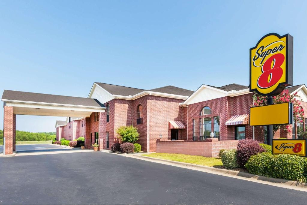 un panneau indiquant un magasin avec un motel lent dans l'établissement Super 8 by Wyndham Searcy AR, à Searcy