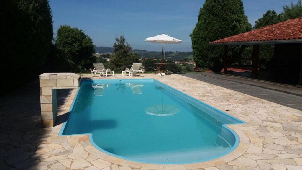 Piscine de l'établissement Linda Chácara com Piscina ou située à proximité