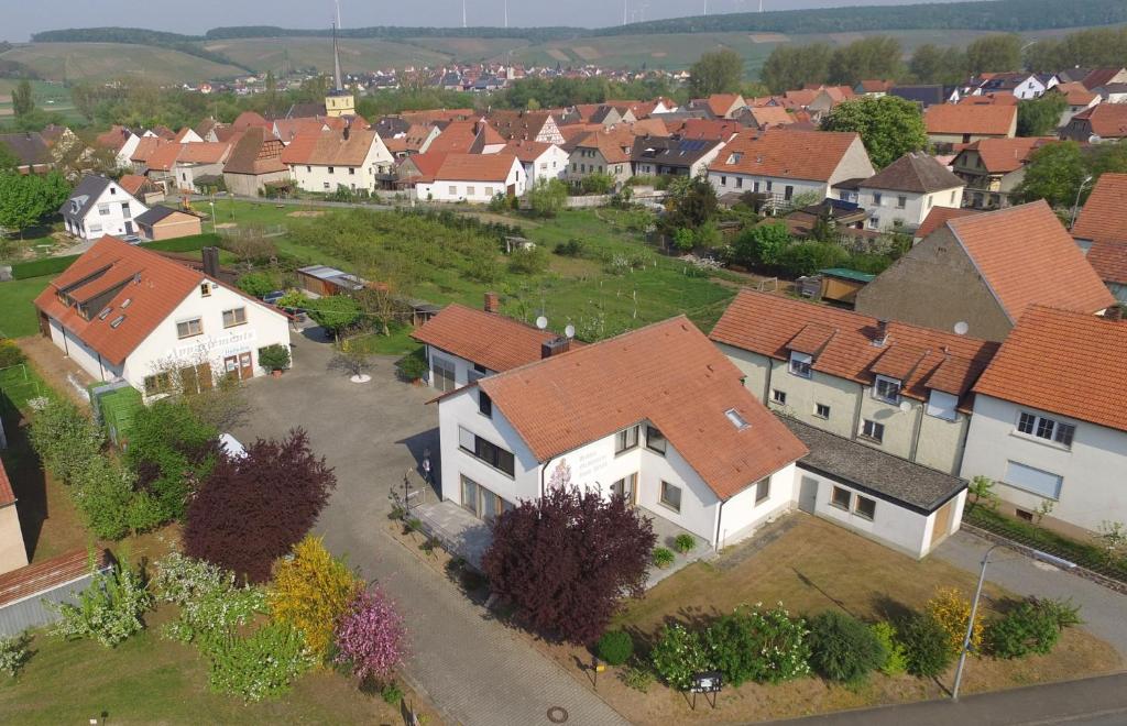 uma vista aérea de um bairro residencial com casas em Appartements Leibold em Volkach