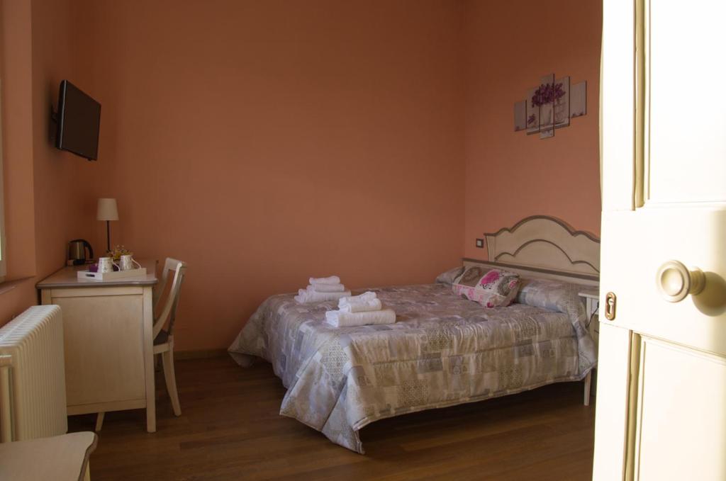 A bed or beds in a room at Locanda Corte Roveri