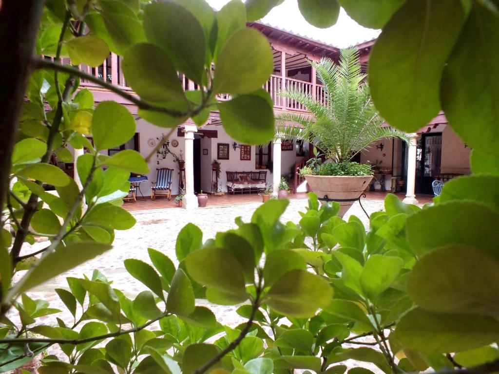 uma vista para um pátio com uma casa com uma planta em Hotel Rural Posada Los Caballeros em Almagro