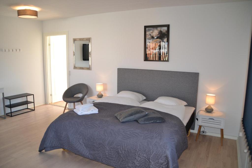 Postel nebo postele na pokoji v ubytování Thyborøn Hotel