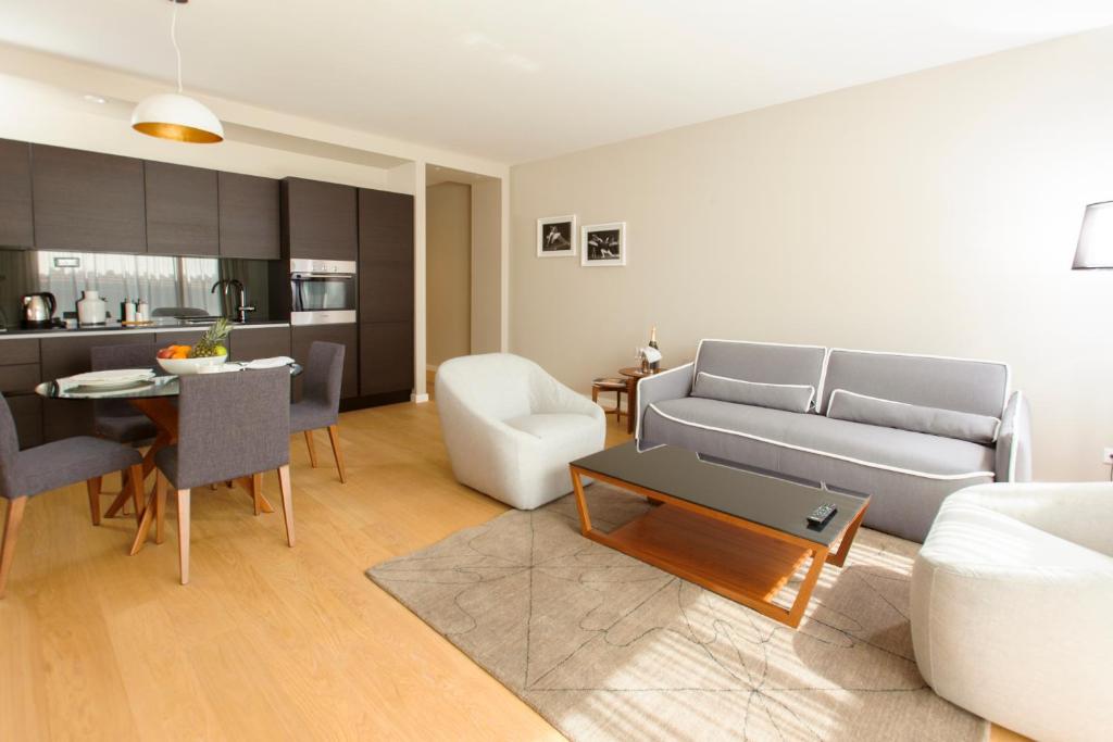 uma sala de estar com um sofá e uma mesa em Residence by Vestibul Palace em Split