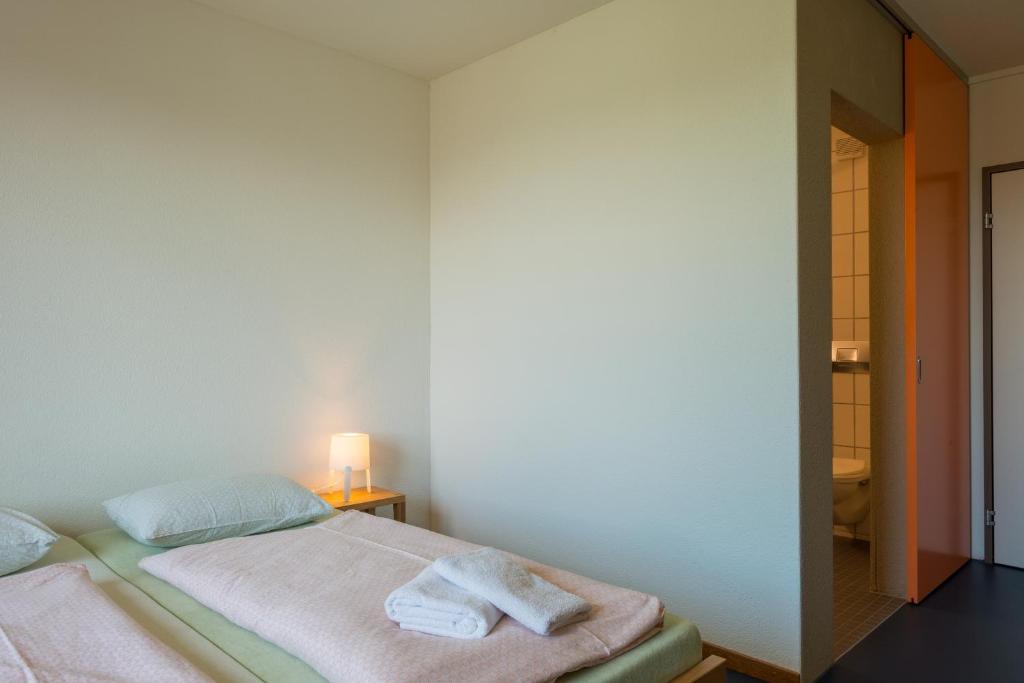 Postel nebo postele na pokoji v ubytování Zug Youth Hostel