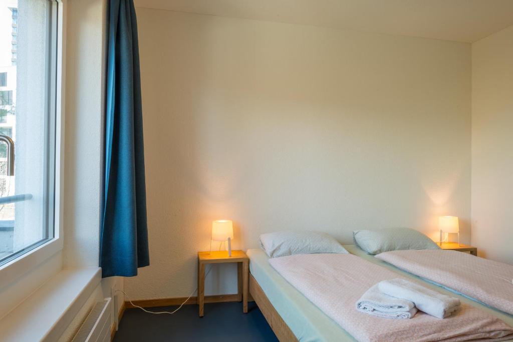 Postel nebo postele na pokoji v ubytování Zug Youth Hostel