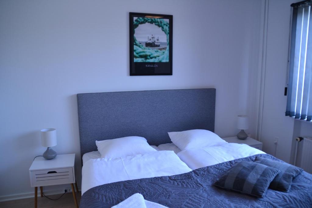 Postel nebo postele na pokoji v ubytování Thyborøn Hotel