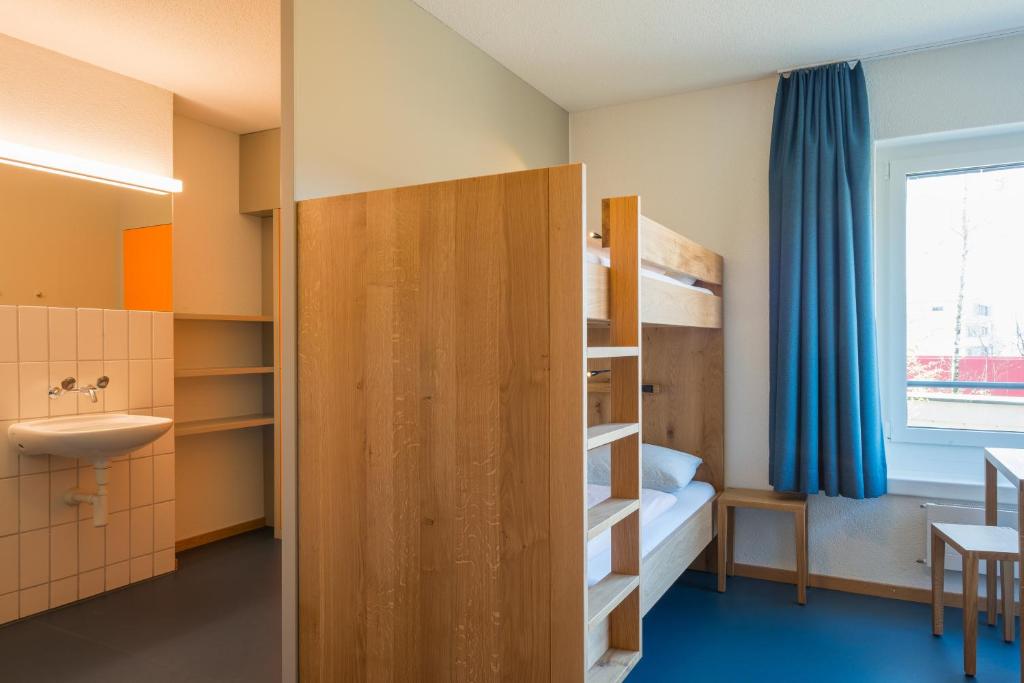 Postel nebo postele na pokoji v ubytování Zug Youth Hostel
