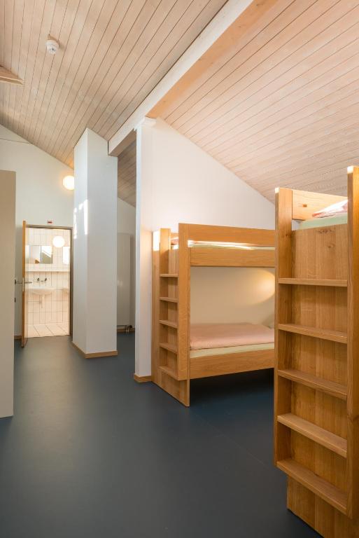 Postel nebo postele na pokoji v ubytování Zug Youth Hostel