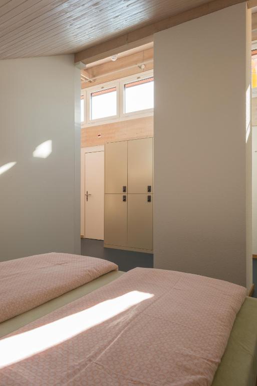 Postel nebo postele na pokoji v ubytování Zug Youth Hostel