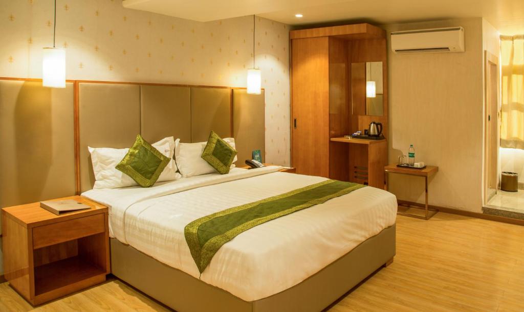 1 dormitorio con 1 cama grande en una habitación en Hotel Reva Regency, en Bhopal
