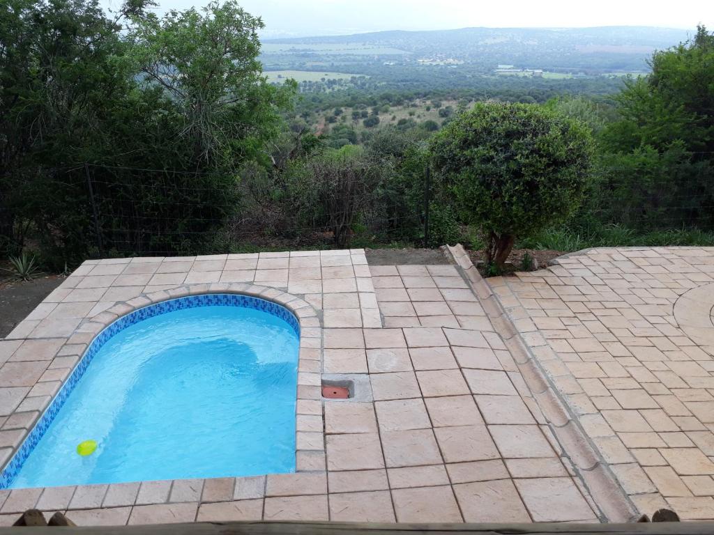 Bazén v ubytování Shamba Yetu Mountain Lodge nebo v jeho okolí