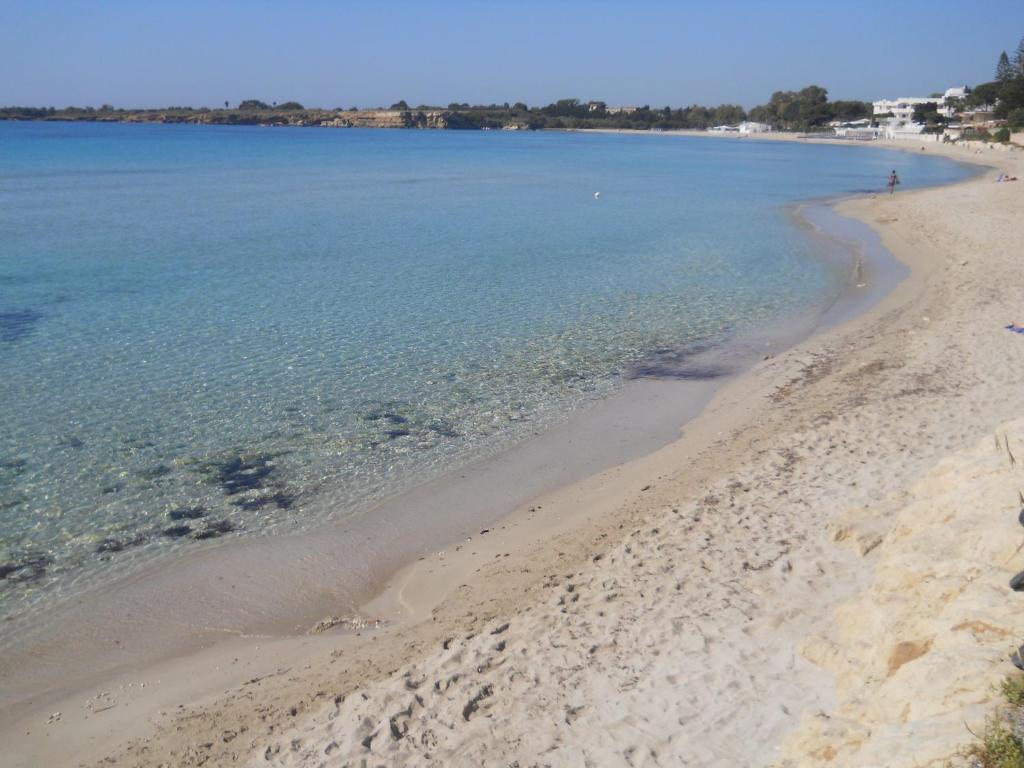 a view of the beach from the shoreline at Summer Beach Rooms in Fontane Bianche