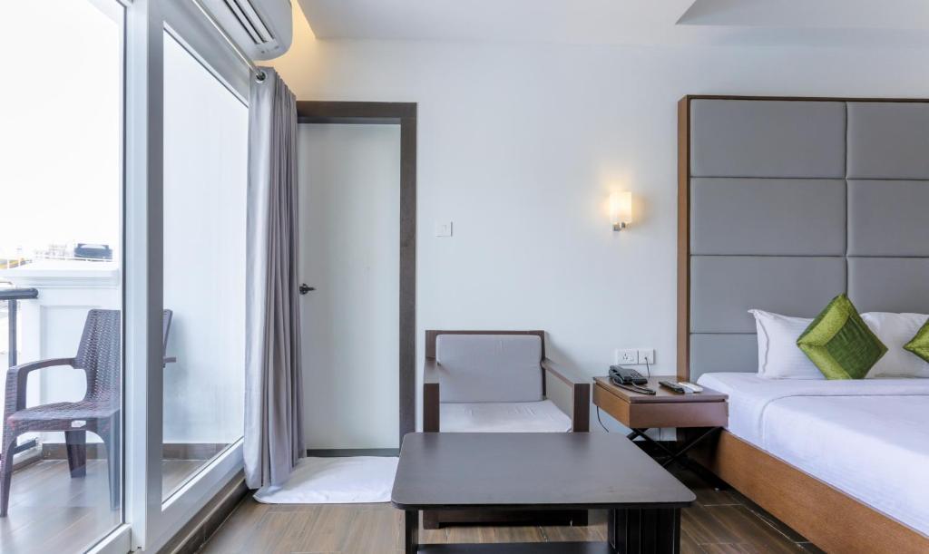 Postel nebo postele na pokoji v ubytování Hotel Crown Suites