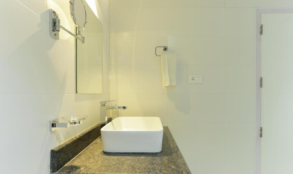 Koupelna v ubytování Hotel Crown Suites
