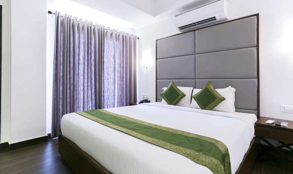Postel nebo postele na pokoji v ubytování Hotel Crown Suites