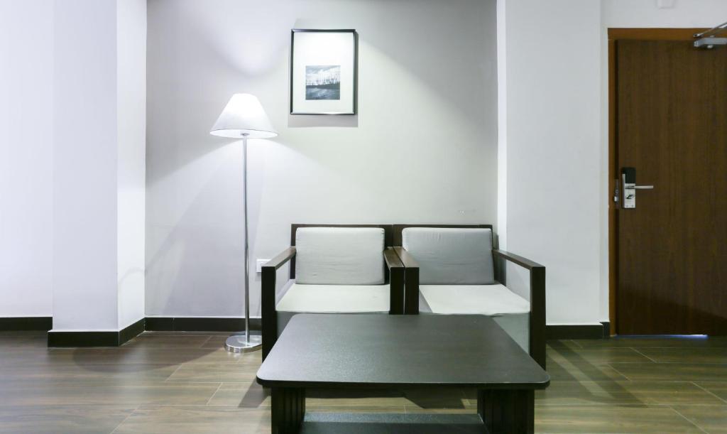 Posezení v ubytování Hotel Crown Suites