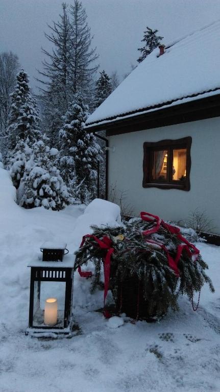 Mała Osada domki z jacuzzi przy gondoli v zimě