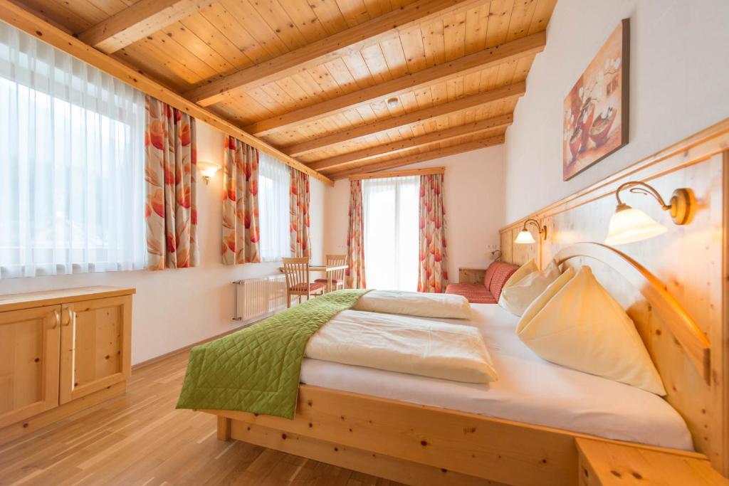 Letto o letti in una camera di Hotel Naggler Weissbriach