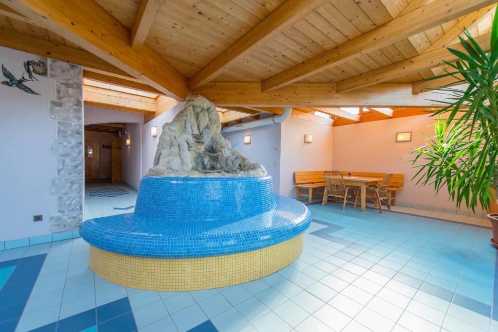 Piscina di Hotel Naggler Weissbriach o nelle vicinanze