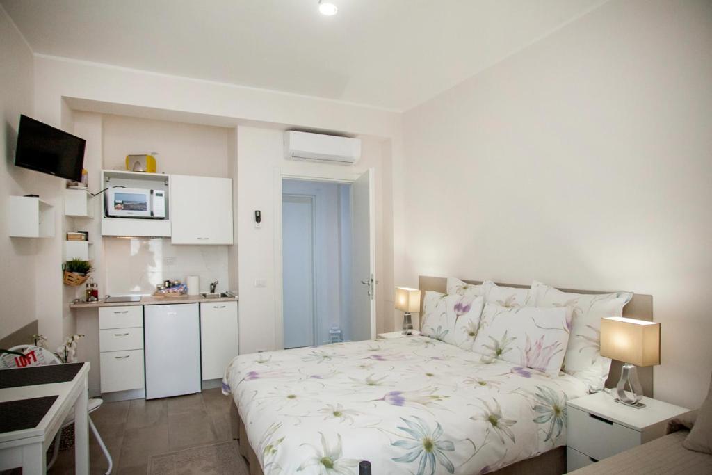 1 dormitorio con 1 cama y cocina pequeña en Appartamento Via Acquati 12 - Monolocale 2 en Cormano