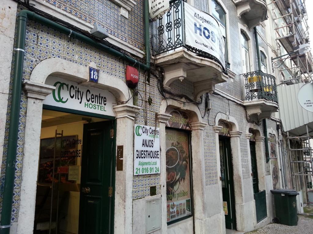 een gebouw met een bord voor een koffiehuis in de stad bij City Centre Anjos Guesthouse in Lissabon