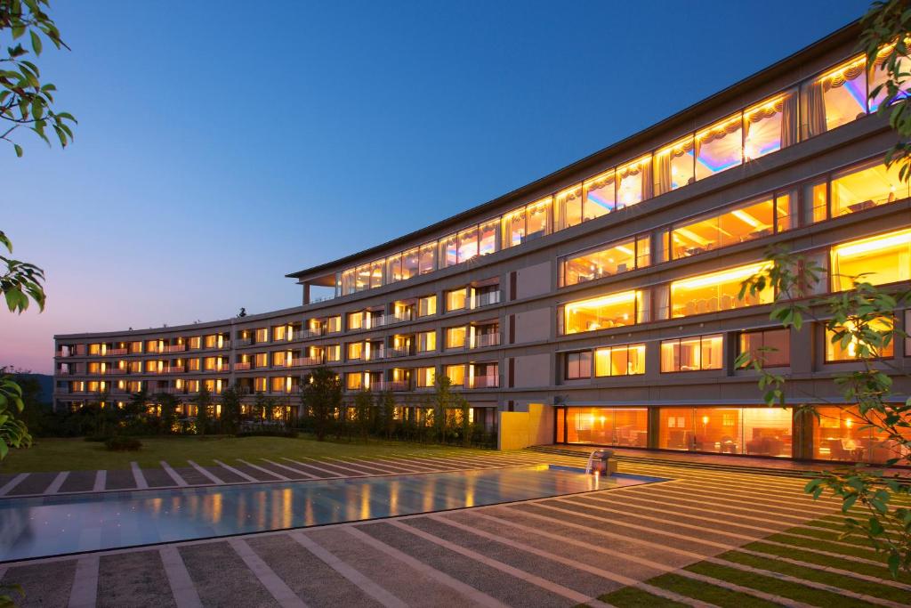 un grande edificio con molte finestre di notte di Shima Kanko Hotel The Bay Suites a Shima