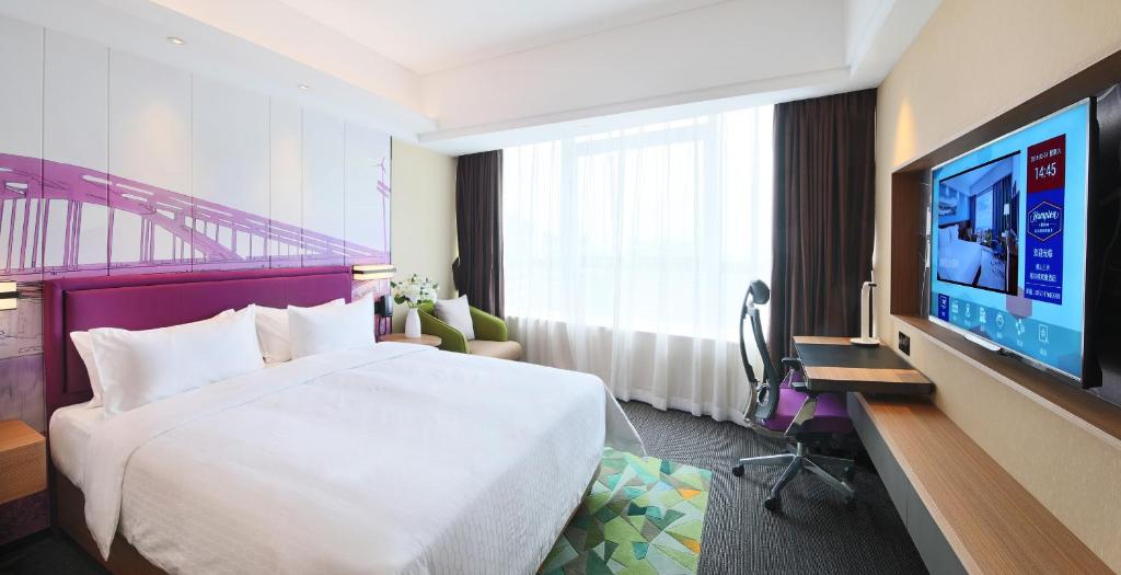 Postel nebo postele na pokoji v ubytování Hampton By Hilton Foshan Sanshui