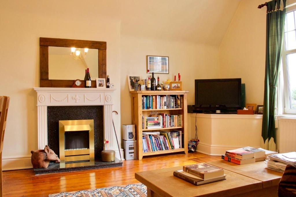 Two bedroom flat with parking in Edinburghにあるテレビまたはエンターテインメントセンター