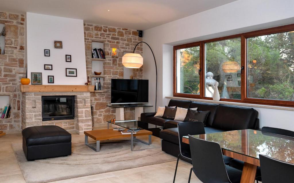Televízia a/alebo spoločenská miestnosť v ubytovaní Luxury Villa Hvar Enigma with Pool
