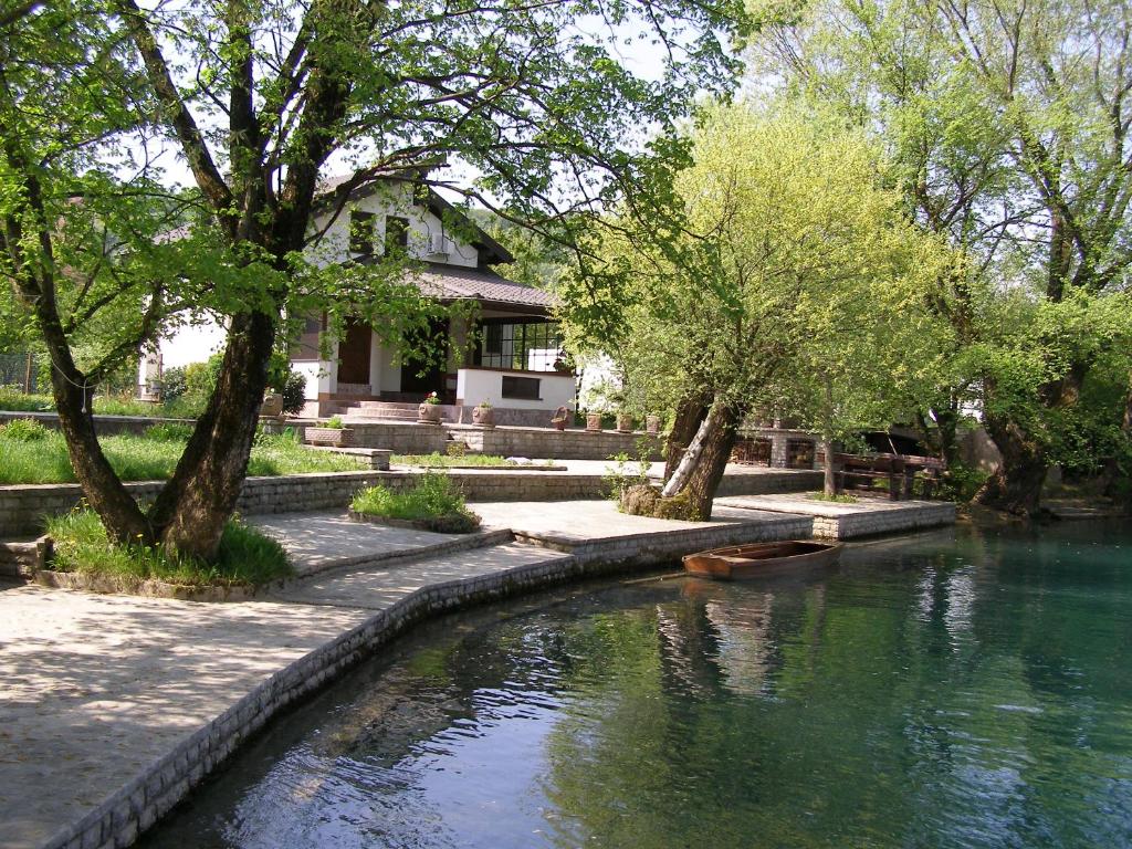 una casa con un estanque frente a una casa en Hideaway, en Bihać