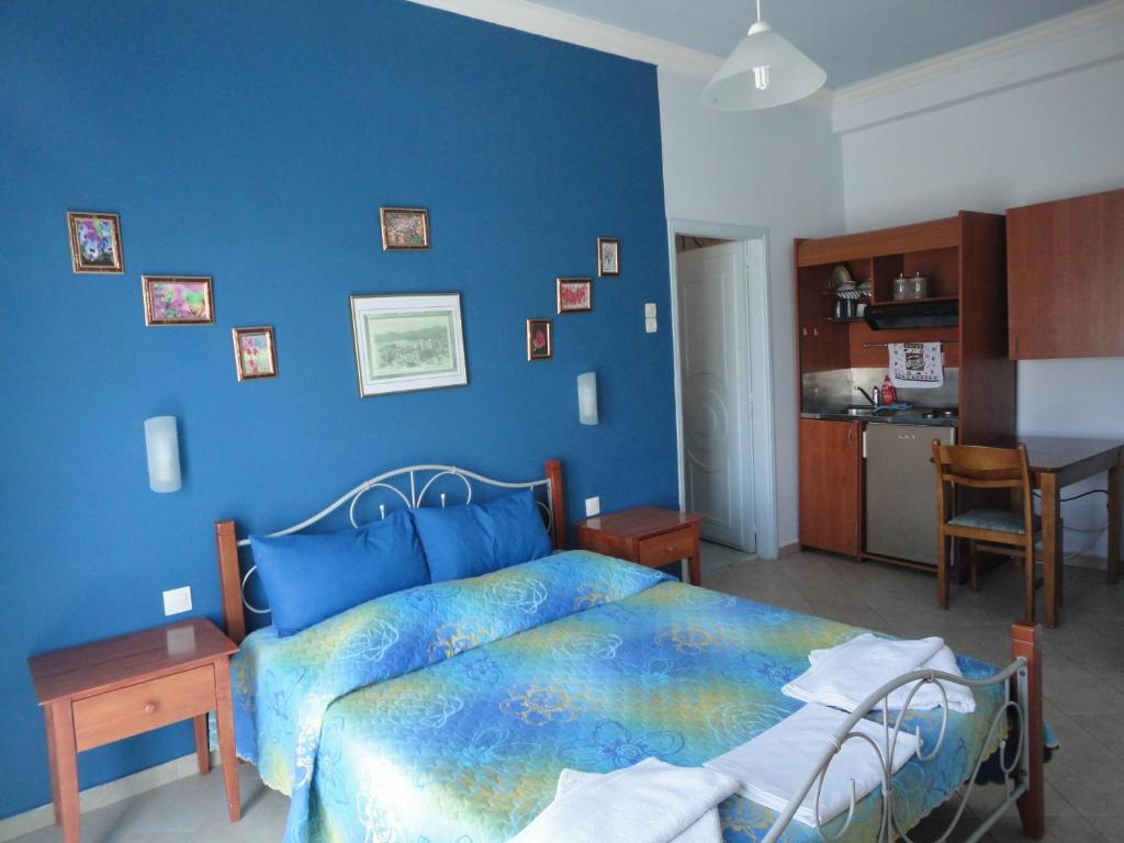 Łóżko lub łóżka w pokoju w obiekcie Apergis Rooms