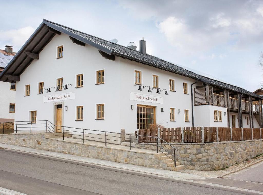 un edificio bianco sul lato di una strada di Gasthaus - Hotel FUCHS a Mauth