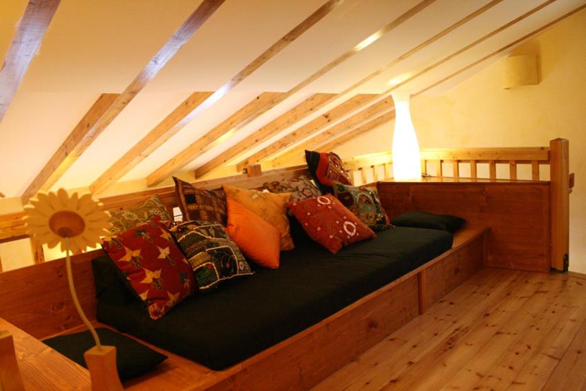 un sofá con almohadas en una habitación en Groc Fluvia, en Barcelona