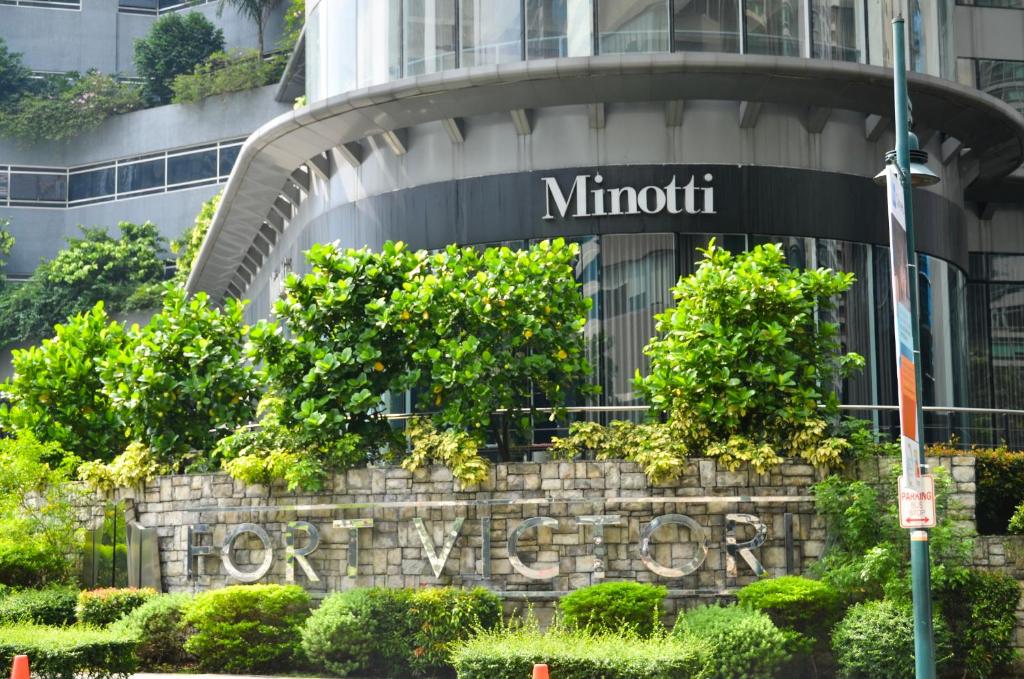 un edificio con la señal de los minutheasternheastern en Victoria SOHO Suites, en Manila