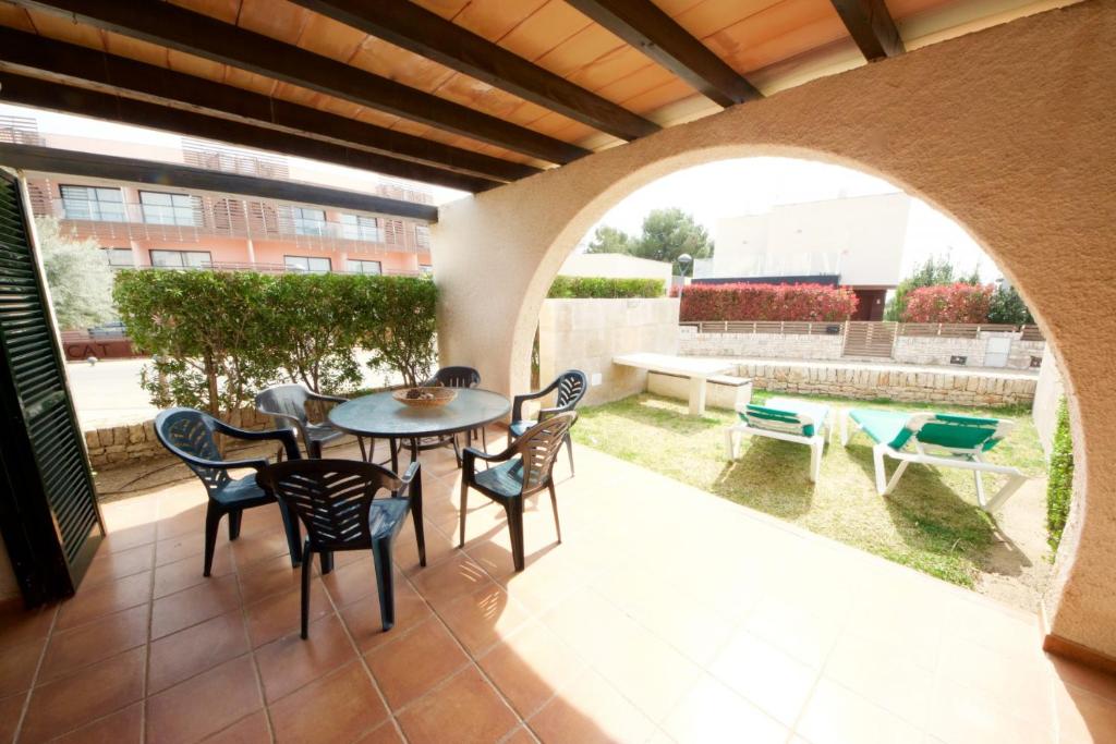 d'une terrasse avec une table et des chaises. dans l'établissement Iris, à L'Ampolla