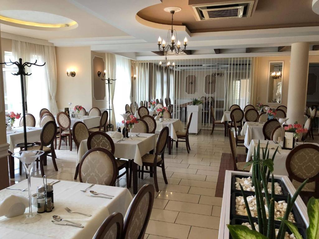 Reštaurácia alebo iné gastronomické zariadenie v ubytovaní Hotel - Restauracja Koral