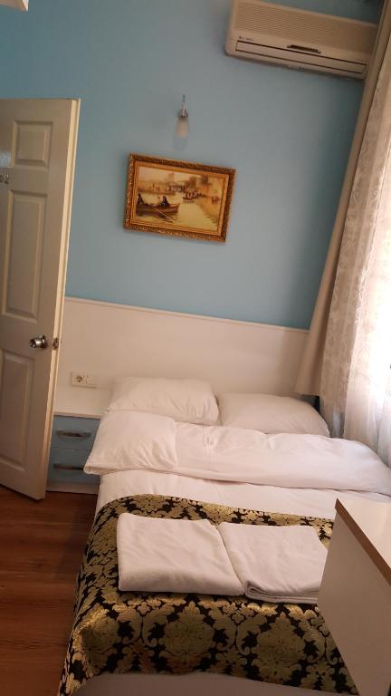 A bed or beds in a room at Tulip Guesthouse