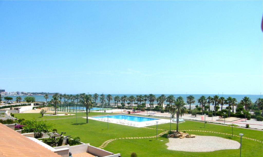 una vista aerea di un resort con piscina e palme di Casa Raquel a L'Ampolla