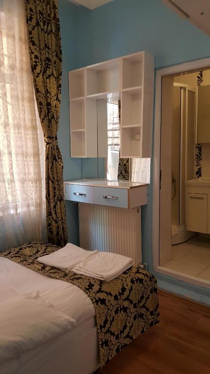 A bed or beds in a room at Tulip Guesthouse