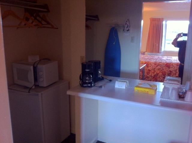 Kuchyň nebo kuchyňský kout v ubytování Econo Lodge Inn & Suites