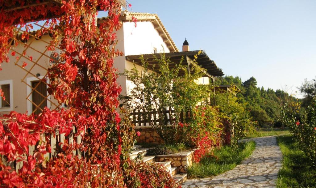 una casa con hojas rojas a un lado. en anerada / sun nature holidays en Athanion