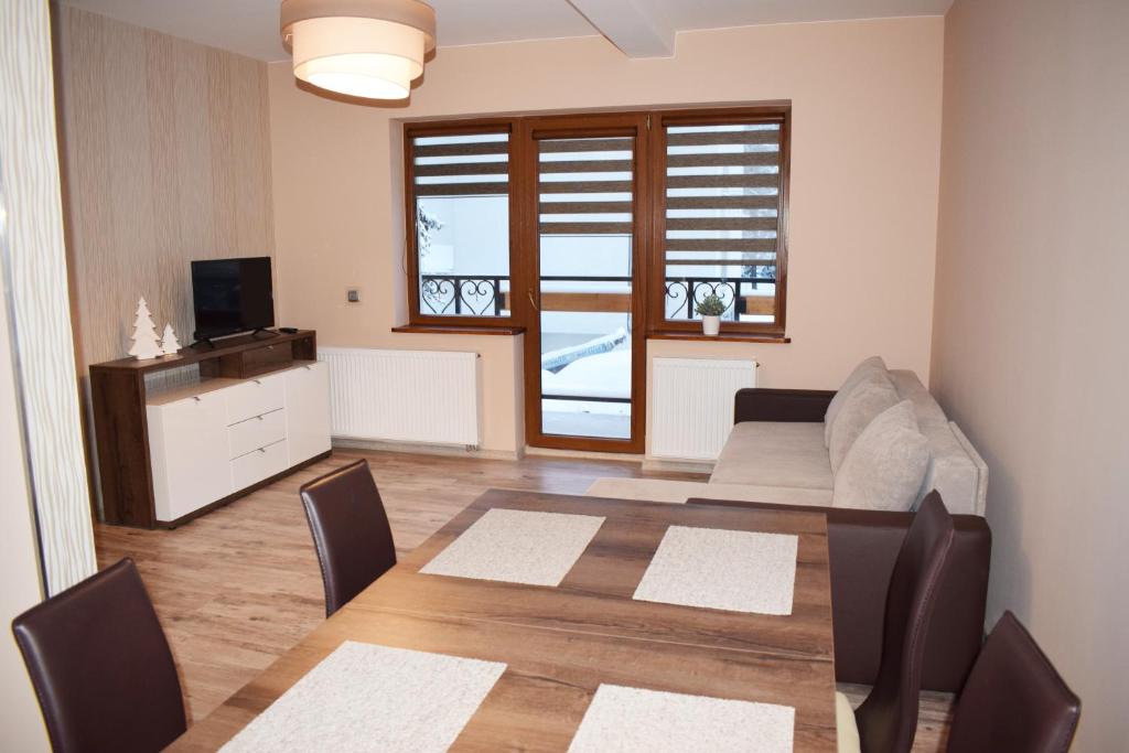 Televízia a/alebo spoločenská miestnosť v ubytovaní Apartamenty Pod Niedźwiedziem I